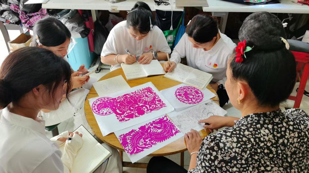 姜祝英老师为同学们讲解苗绣剪纸